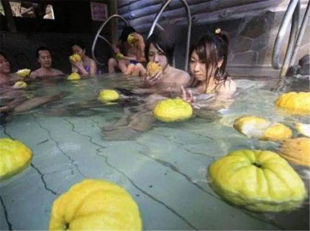 一边脱一边摸一边舔的相关介绍