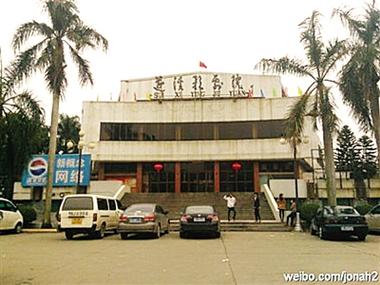 基于“亚洲少妇2”生成的SEO标题（包含3个长尾关键词）：  

**亚洲少妇2穿搭指南 | 轻熟风气质搭配 时尚简约日常造型推荐**  

（长尾关键词：亚洲少妇穿搭、轻熟风气质搭配、时尚简约日常造型）