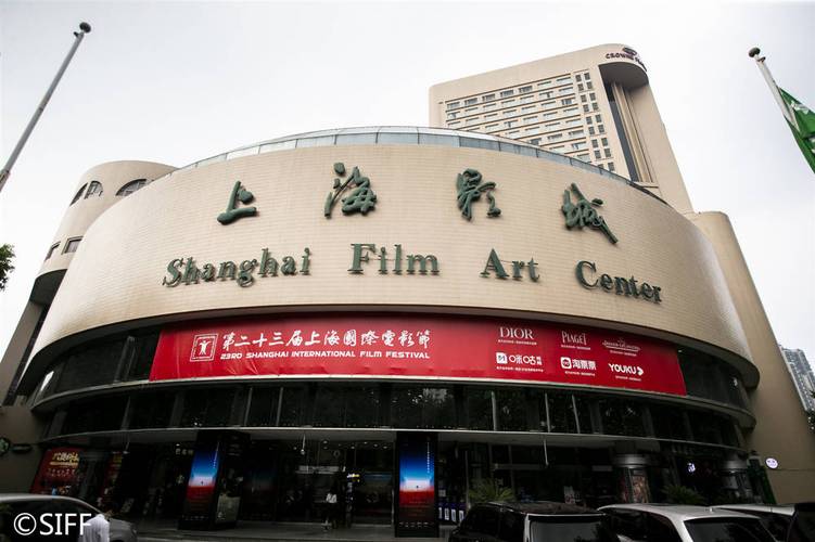 一边摸上面一边下面摸的相关介绍