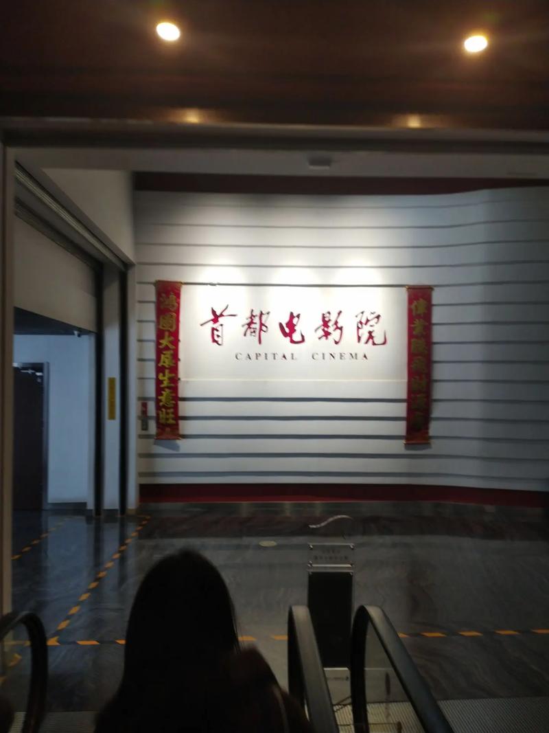 家庭私人影院投影选购指南：沉浸式画质、高亮度白天观影与高性价比安装方案
